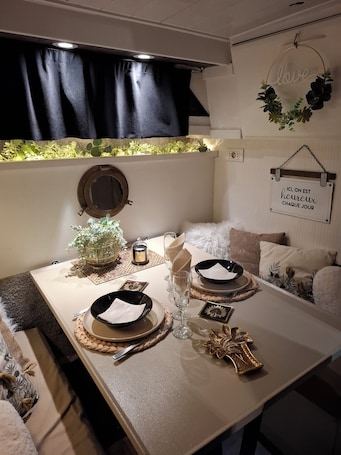 Dining. Le Carpe Diem Year-round heated boat Close to beach and shops