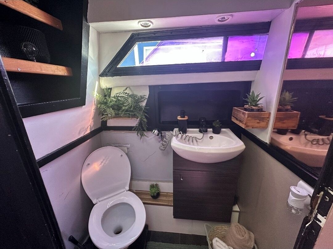 Doccia, asciugacapelli, asciugamani, sapone