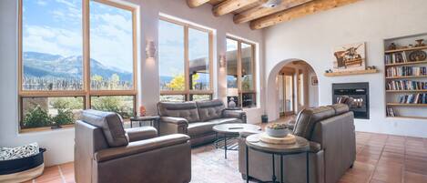 Fernseher, Kamin, Tischtennisplatte, Bücher