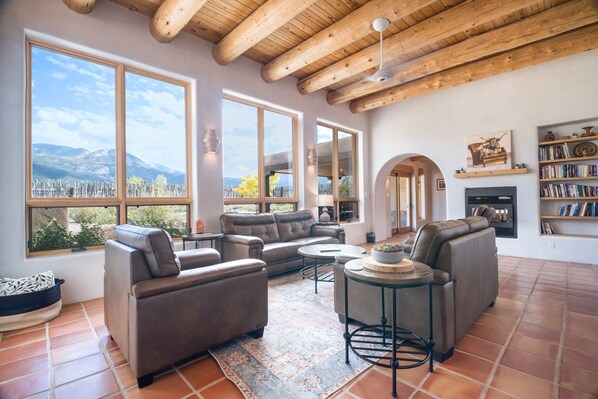 TV, peis, bordtennis og bøker