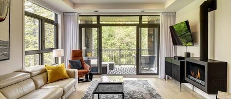 Deluxe Condo, Mountain View | Living area