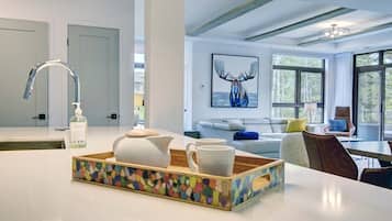 Kondo Deluks, pemandangan gunung | Dapur pribadi | Lemari es besar, microwave, oven, dan kompor