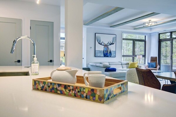 Refrigerador con freezer, microondas, horno, placa de cocina