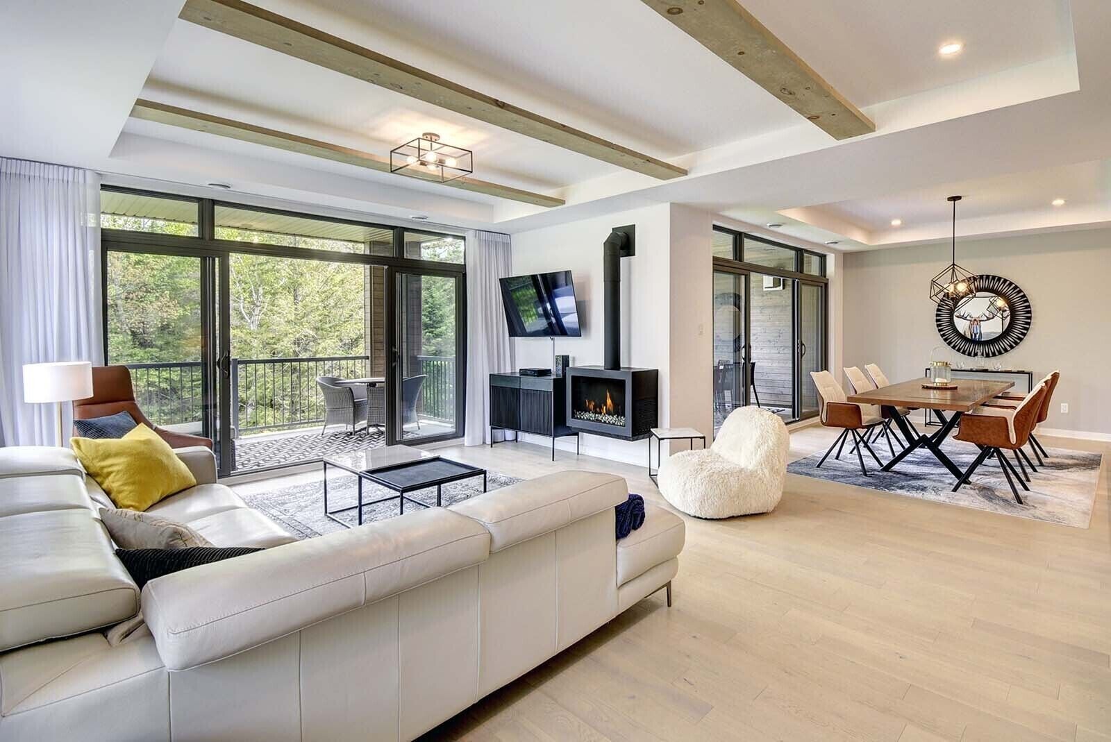 Deluxe Condo, Mountain View | Living area