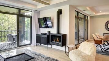 Deluxe Condo, Mountain View | Living area