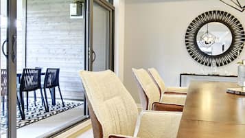 Deluxe Condo, Mountain View | In-room dining