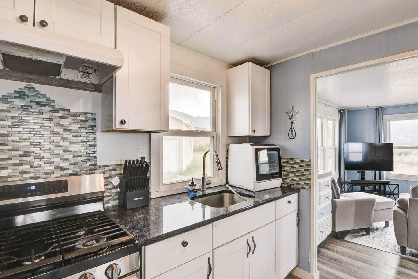 Jääkaappi, mikroaaltouuni, uuni, liesi