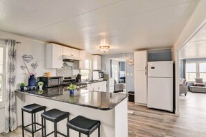 Een koelkast, een microgolfoven, een oven, een kookplaat