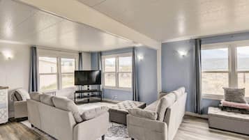 Smart TV, fireplace, DVD player