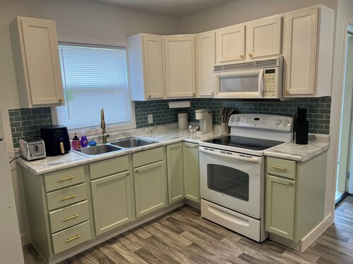 Beautiful apt, serene design in Bay City-Perfect for a getaway,close to downtown