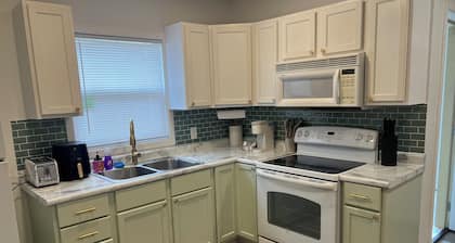 Beautiful apt, serene design in Bay City-Perfect for a getaway,close to downtown