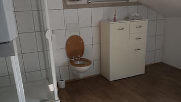 Sèche-cheveux, serviettes fournies, savon, papier toilette