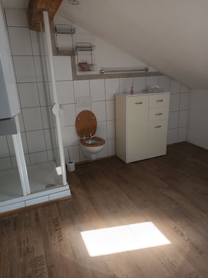 Haartrockner, Handtücher, Seife, Toilettenpapier