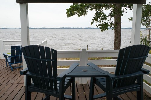 Riverfront Retreat on Perquimans: Cozy Fire Pit, Golf Minutes Away, Serene Views