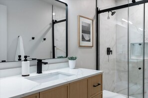 Dusche, Haartrockner, Handtücher, Seife