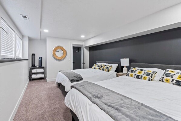 4 bedrooms, iron/ironing board, WiFi, bed sheets