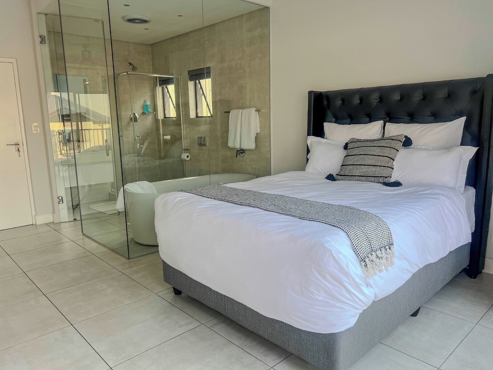 2 عدّة غرف نوم ومكواة/لوح كي وواي فاي وملاءات أسرّة