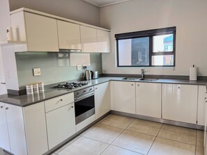 Mikrobølgeovn, ovn, kokeplater og oppvaskmaskin