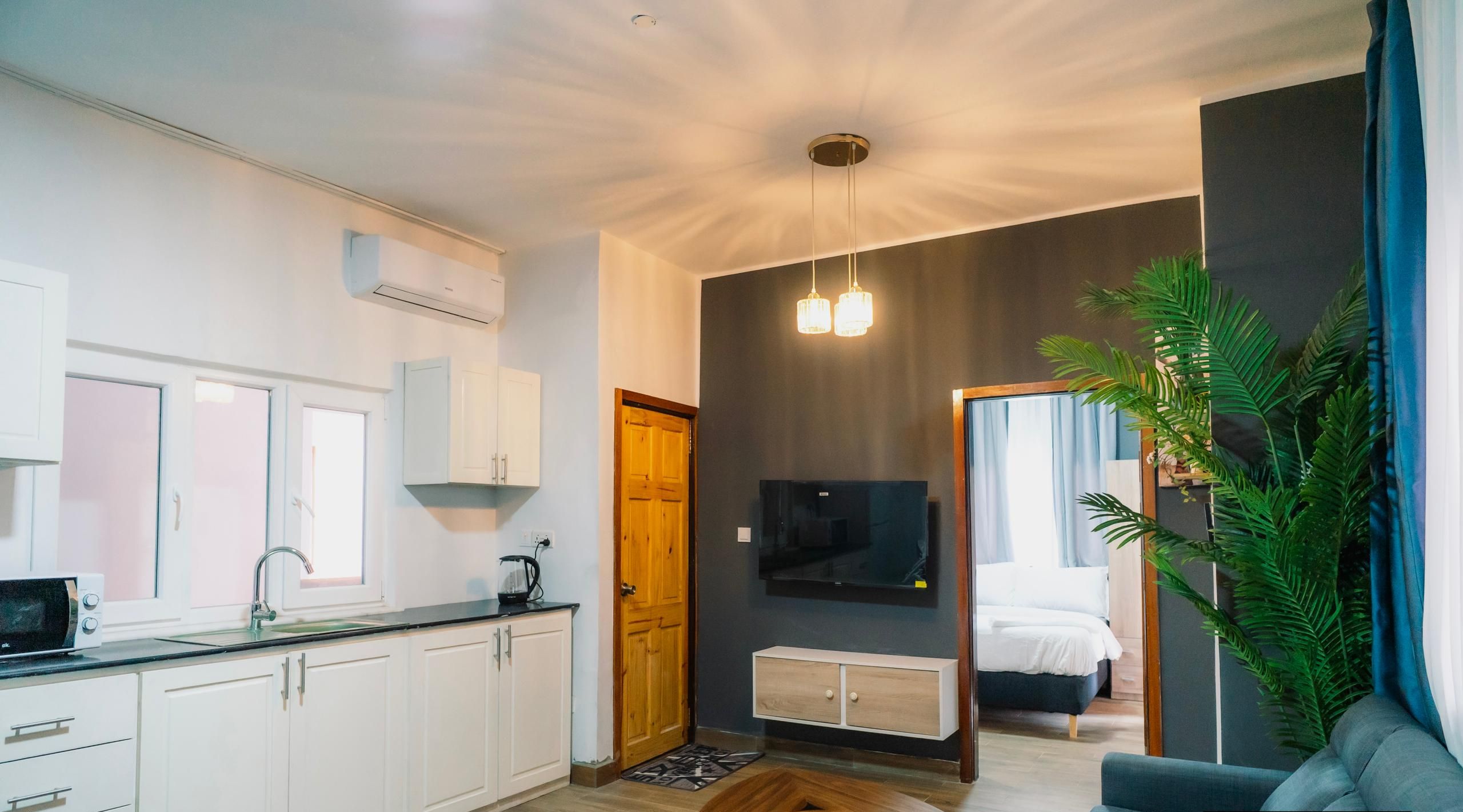 Een modern appartement met keuken, woonruimte en slaapkamer.