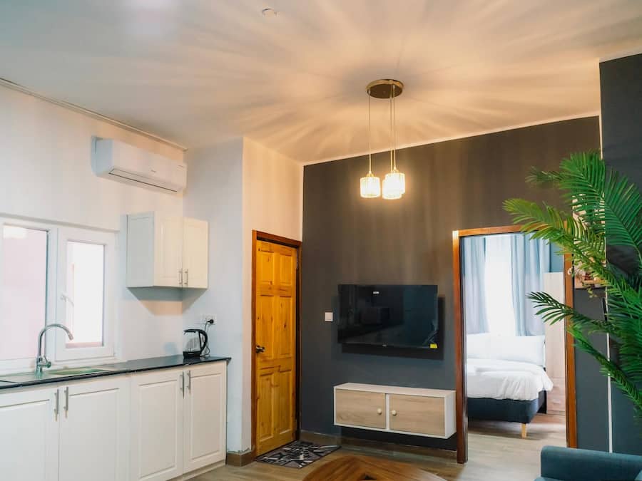 Un apartamento moderno con cocina, sala de estar y un dormitorio.