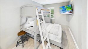 4 bedrooms, desk, iron/ironing board, free WiFi