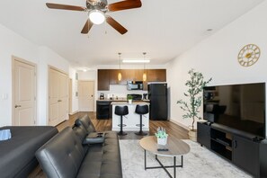 TV - Urban Mid-Rise Studio | King-Size Stay 3z1 (Birmingham)