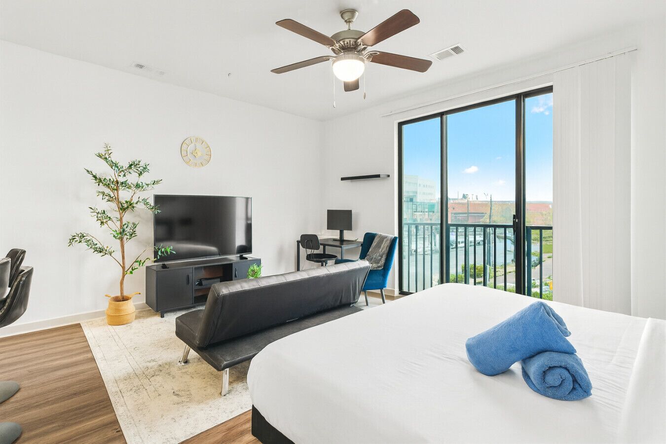 1 bedroom, desk, travel cot, WiFi