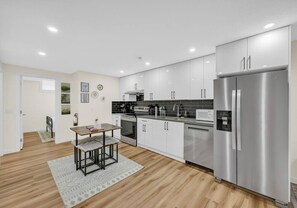 Kühlschrank, Mikrowelle, Ofen, Herdplatte