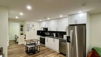 Kylskåp, mikrovågsugn, ugn och spishäll