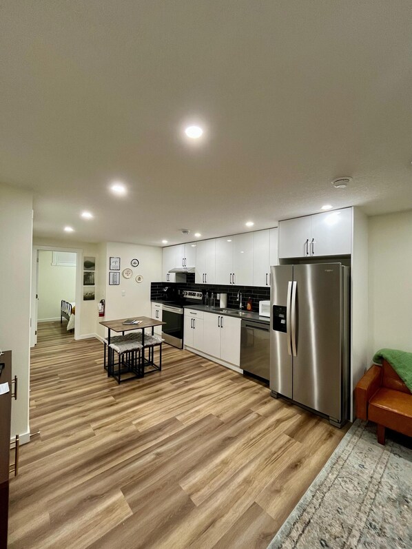 Fridge, microwave, oven, stovetop - Cool 2-bedroom basement suite in Calgary (Calgary)