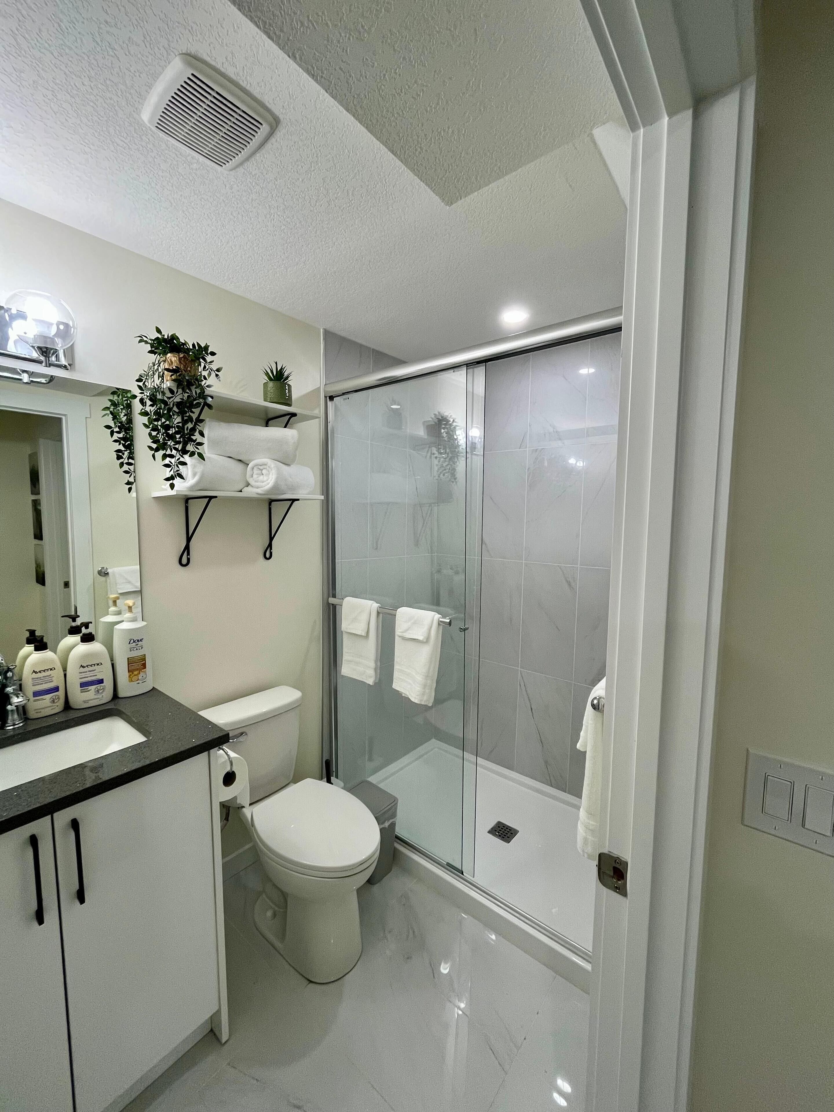 Douche, sèche-cheveux, serviettes fournies, savon