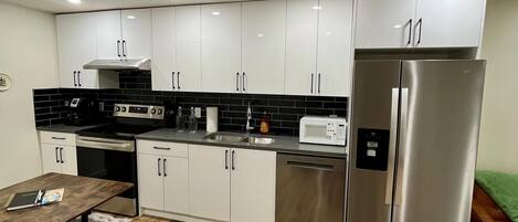 Réfrigérateur, micro-ondes, four, plaque de cuisson