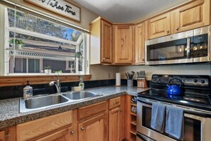Coffee/tea maker, fridge, microwave, oven