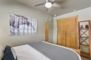 Desk, iron/ironing board, WiFi, bed sheets