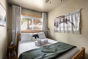 2 室のベッドルーム、デスク、アイロン / アイロン台、WiFi