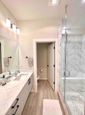 Shower, hair dryer, towels, soap - Spectacular Alki Beach Home - Perfect for World Cup 2026! (Seattle)