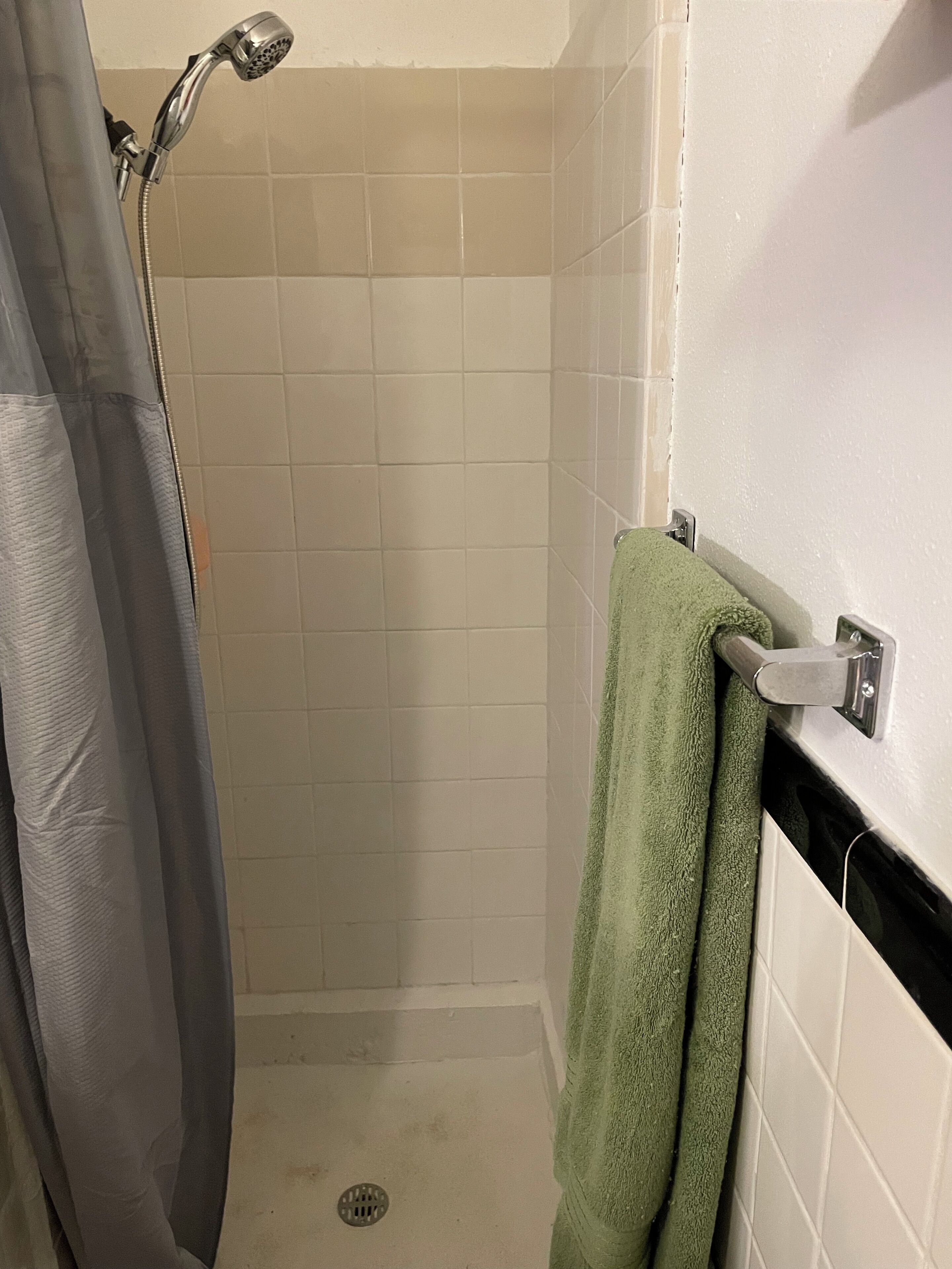 Douche, sèche-cheveux, serviettes fournies, savon