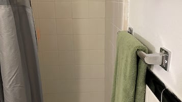 Douche, sĂšche-cheveux, serviettes fournies, savon