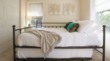 4 bedrooms, iron/ironing board, internet, bed sheets