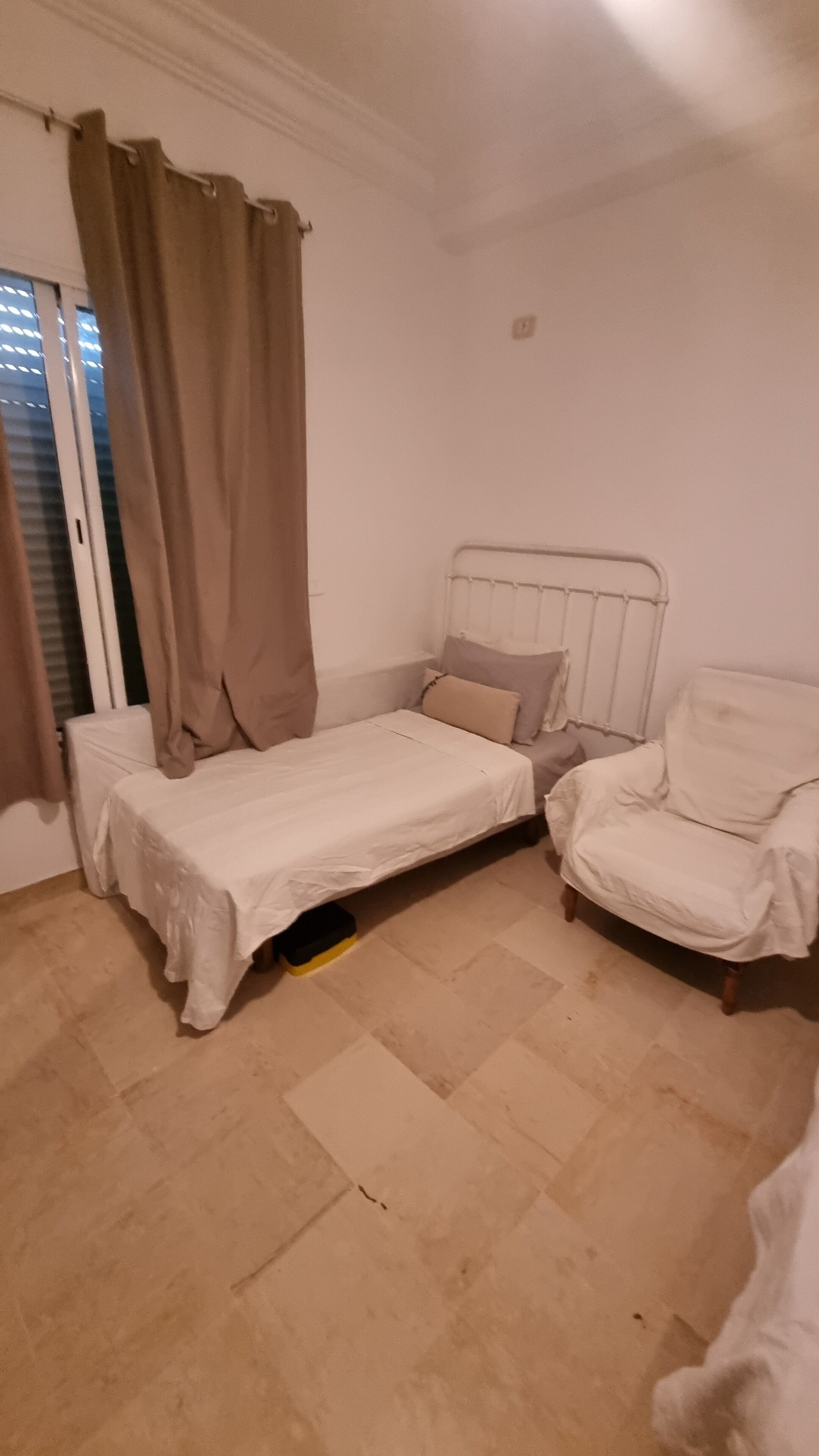 3 عدّة غرف نوم ومكواة/لوح كي وخدمة الإنترنت وملاءات أسرّة