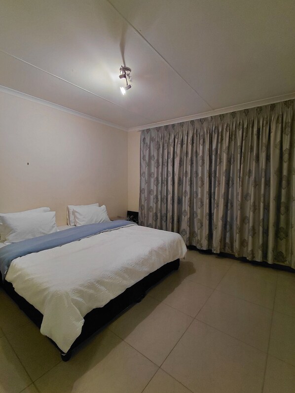 2 bedrooms, iron/ironing board, internet, bed sheets