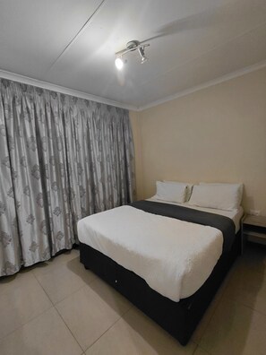 2 bedrooms, iron/ironing board, internet, bed sheets