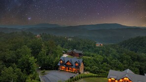 Apartment | 6 bedrooms - Amazing View Cabin w Gameroom Hot Tub Fire Pit (Sevierville)