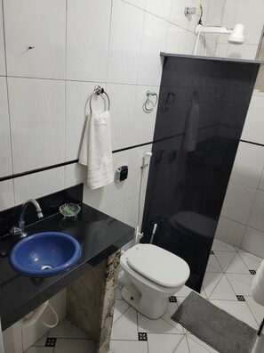 Classic Suite, Non Smoking | Bilik Mandi | Pancuran mandi, tuala disediakan, sabun, tisu tandas