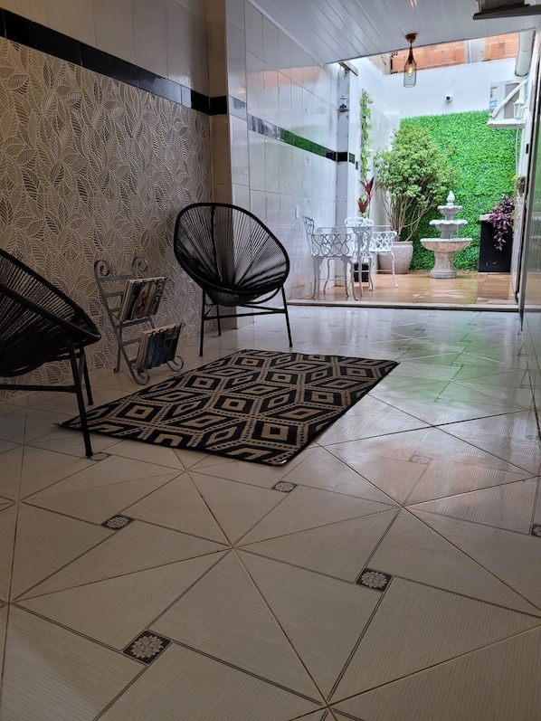 Classic Suite, Non Smoking | Living area