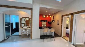 3 quartos, acesso à internet, roupa de cama