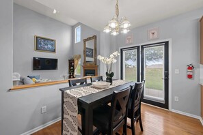 House, Multiple Beds, Patio, Garden View (Pickerington Haven) | Dining