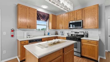 House, Multiple Beds, Patio, Garden View (Pickerington Haven) | Private kitchen | Fridge, microwave, oven, stovetop