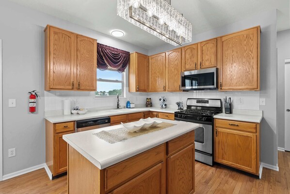House, Multiple Beds, Patio, Garden View (Pickerington Haven) | Private kitchen | Fridge, microwave, oven, stovetop - Pickerington Haven Home for 10 (Pickerington)
