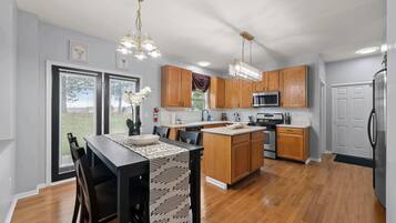 House, Multiple Beds, Patio, Garden View (Pickerington Haven) | Private kitchen | Fridge, microwave, oven, stovetop